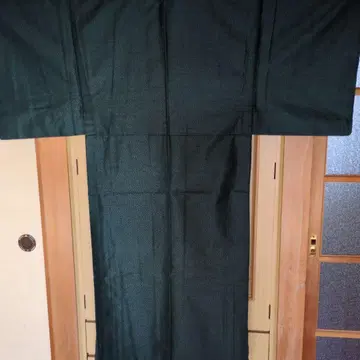 그린 기모노-겉옷 앙상블입니다. 울의 전통적인 스타일