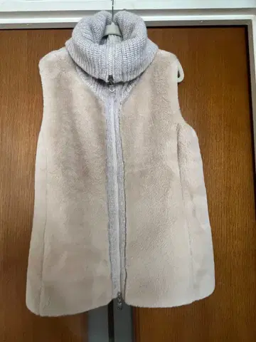 FAVEUR 베이지 퍼 니트 베스트