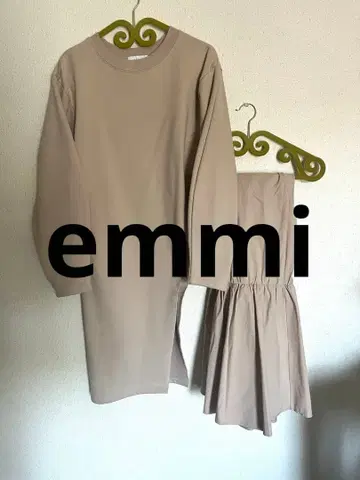 emmi 베이지 셋업
