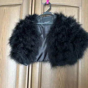 VANILLA COUTURE 블랙 퍼 볼레로