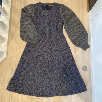 사이토 토요코 니트 원피스, 봉긋한 소매와 아름다운 라메