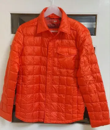 유니클로 다운 자켓 카라 부착