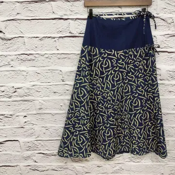 랩 플레어 스커트 이소재 절개 허리 조절 가능 리본 블루 x 브라운