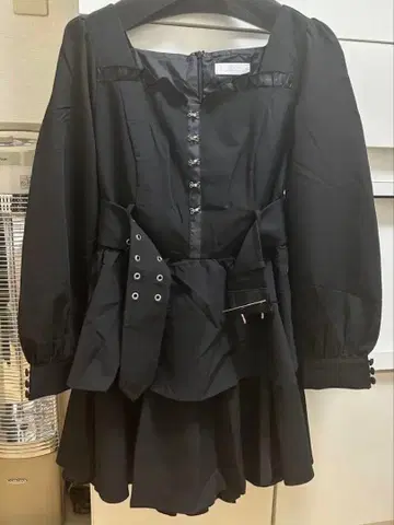 [ 11/7 한정 판매 ] pium 프론트 후크 티어드 미니 원피스 블랙