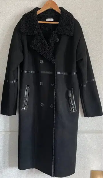 Day and Grade 블랙 무스탕 코트