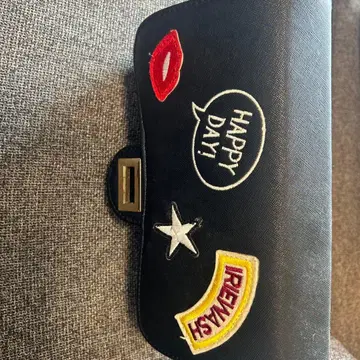 자수 패치 포함 블랙 숄더백