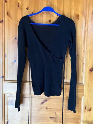 클라네 블랙 V넥 랩 니트 긴팔