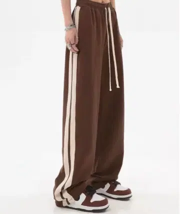 사이드 라인 와이드 저리 맨투맨 팬츠 브라운