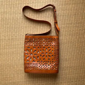 브라운 가죽 숄더백 컷 아웃 디자인