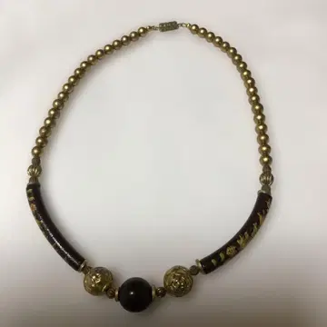 골드와 다크 브라운의 목걸이