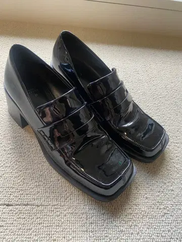 ZARA 에나멜 힐 로퍼