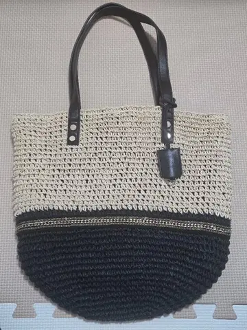 베이지와 블랙 토트백
