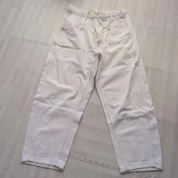 화이트 워크 팬츠 허리 코드 부착