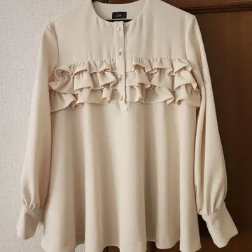 프릴이 달린 베이지색 긴팔 블라우스