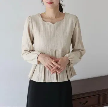 BLUEEAST 하트넥 플리츠 블라우스