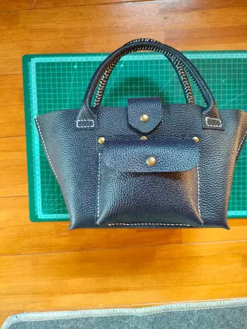 네이비 가죽 핸드백 외 포켓 부착 손바느질 핸드메이드