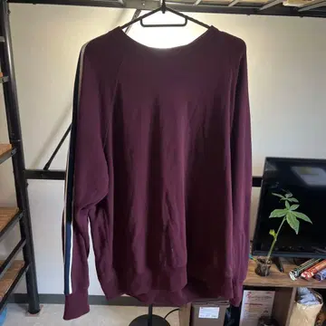 버건디 스트라이프 맨투맨