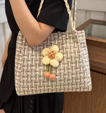 꽃 모티브가 달린 베이지 숄더백