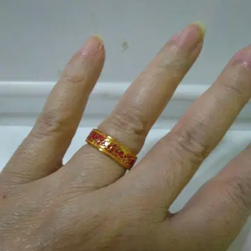 빨간색과 금색 장식 반지