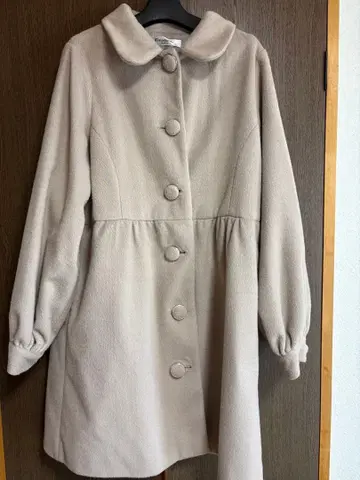 연한 브라운색 코트