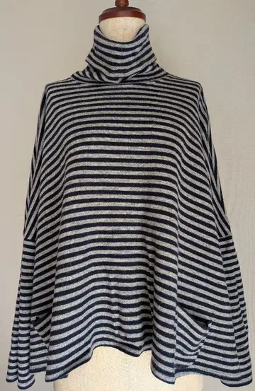 트리벨 스트라이프 터틀넥 스웨터