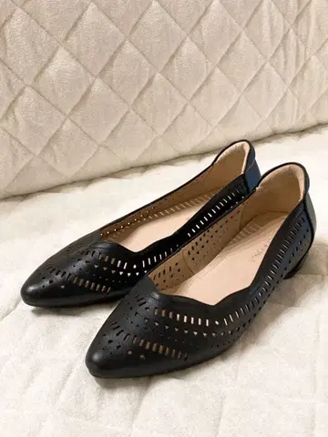 블랙 메쉬 컷 아웃 플랫슈즈