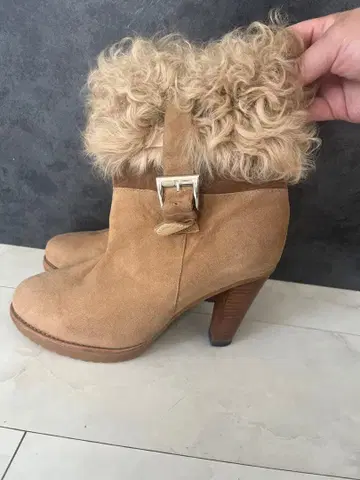 퍼 달린 베이지 스웨이드 어그 부츠