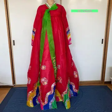 한국 치마저고리 한복 빨간색 꽃 자수