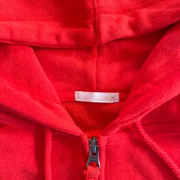 빨간색 후드 부착 후드티 M 사이즈