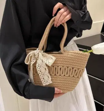 레이스 리본 포함 베이지 바스켓백