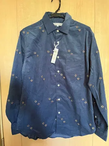 네이비 자수입은 긴팔 셔츠