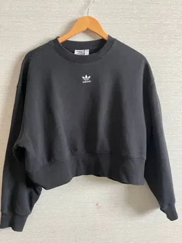adidas 블랙 크롭 맨투맨 S 사이즈