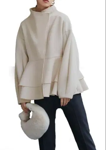 루이 르 부티크 본딩 페플럼 플레어 라이트 아우터