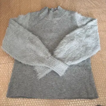 AZUL by moussy 리브 니트탑 퍼 그레이