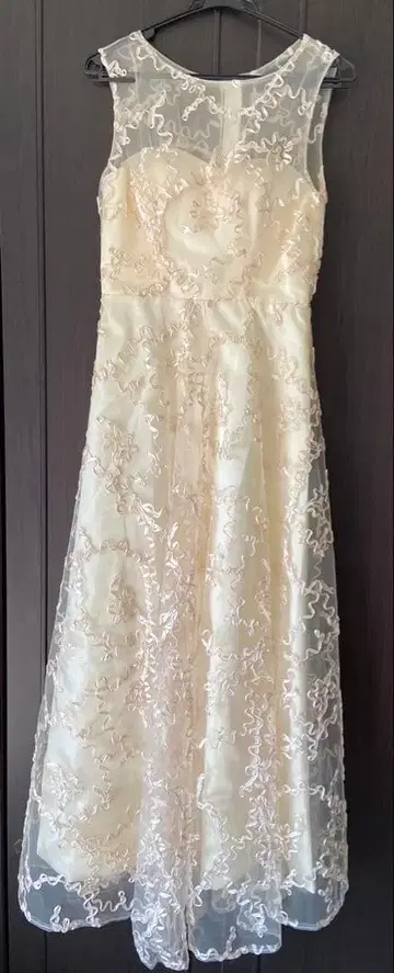 아이보리 레이스 장식 슬리브리스 맥시 드레스