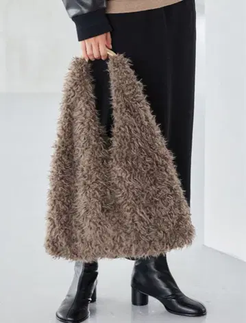 [ 새상품 ] LE VERNIS ( 루니 ) 별주/퍼 메탈 핸드 백 모카