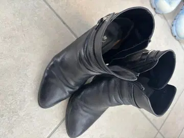 다이애나 블랙 가죽 부티 중간 굽 버클 포함