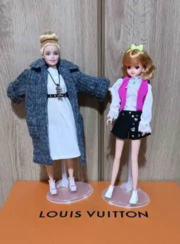 똥머리를 한 바비와 제니