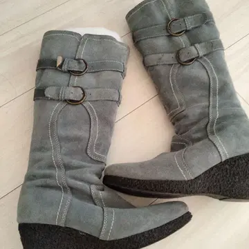 그레이 스웨이드 웨지 부츠