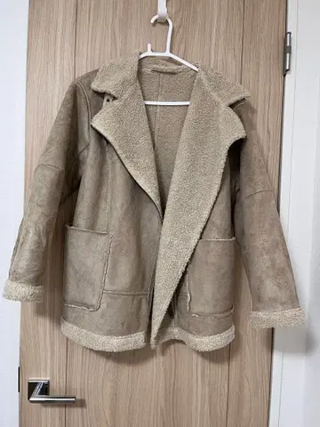 BEAMS HEART 베이지 무스탕 코트