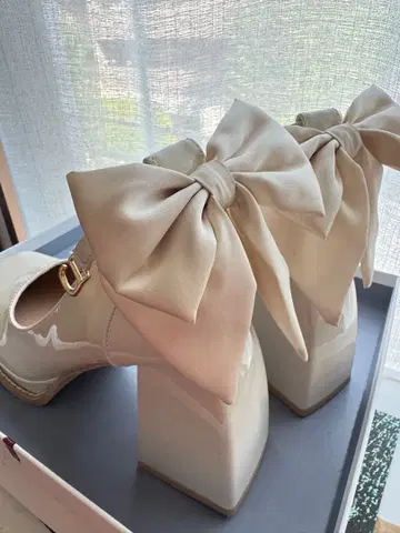 리본 포함 베이지 펌프스 38