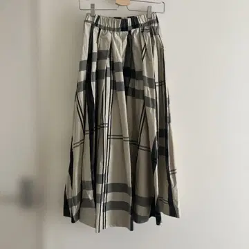 체크 무늬 플레어 롱 스커트