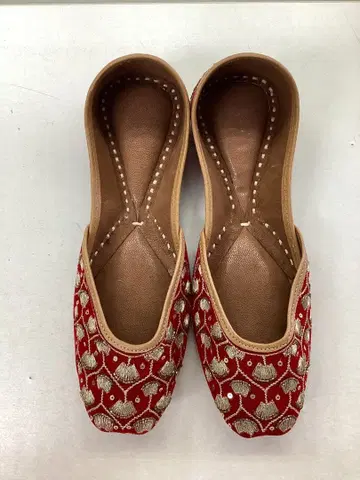 빨간색 자수 장식 바부쉬