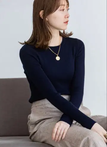 noble 리브 쿨넥 니트 네이비