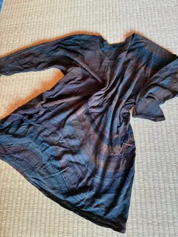 블랙과 그레이 스트라이프 V넥 긴팔 튜닉