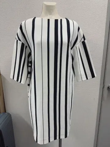 그레이스 콘티넨탈 스트라이프 디자인 반팔 무릎 기장 원피스