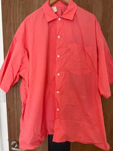 코랄 핑크 버튼업 셔츠 반팔