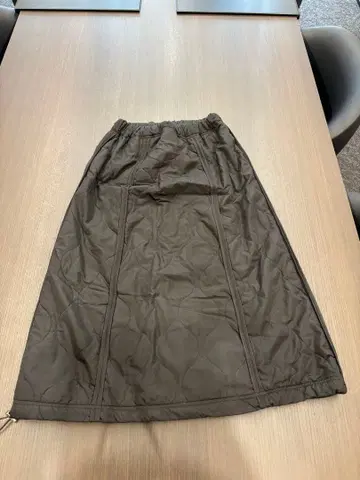 MACHATT 다크 그레이 퀼팅 스커트