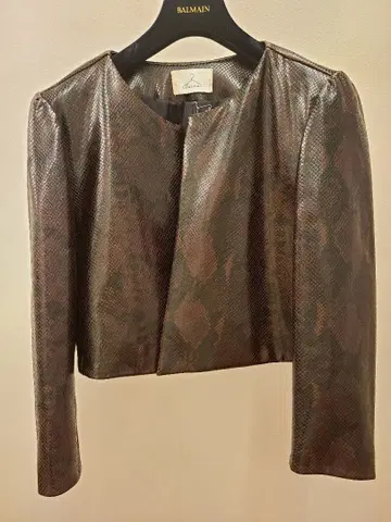 Berna의 다크 브라운 가죽 크롭 자켓