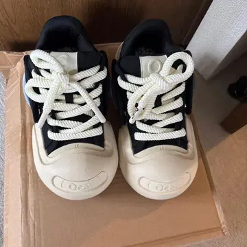 Ocal 블랙/화이트 로우컷 스니커즈